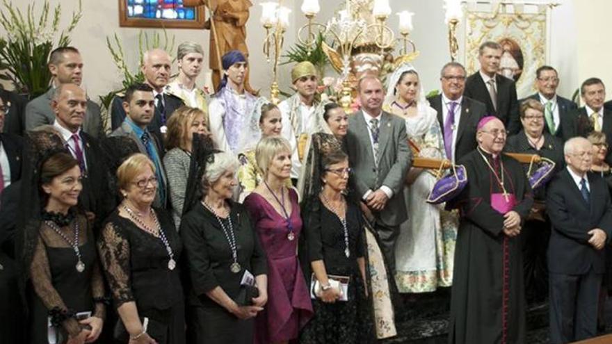 Los orpesinos se rinden ante la Mare de Déu  durante la ofrenda a la Virgen de la Paciencia