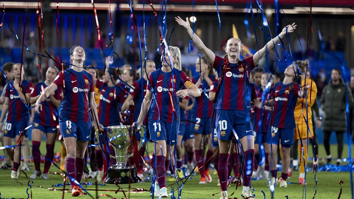 El equipo azulgrana celebró junto a su afición la Liga F después del partido en el Johan contra el Athletic