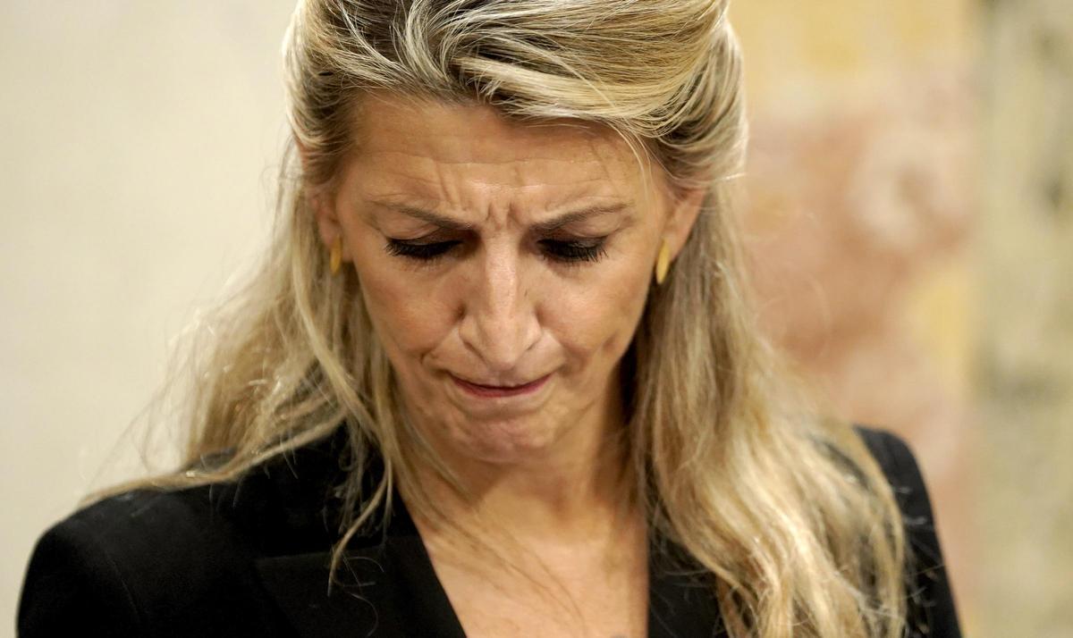 La vicepresidenta segunda del Gobierno, Yolanda Díaz, durante la rueda de prensa de este lunes en el Congreso de los Diputados.