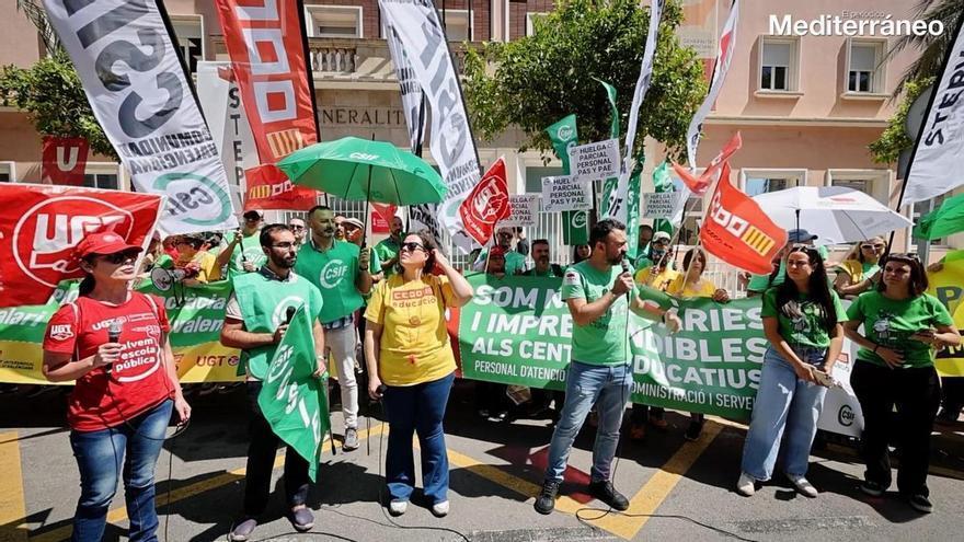 Cientos de docentes plantan cara en el cuarto día de huelga en Educación