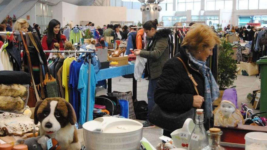 Puestos en el mercado del trueque de la Pola.