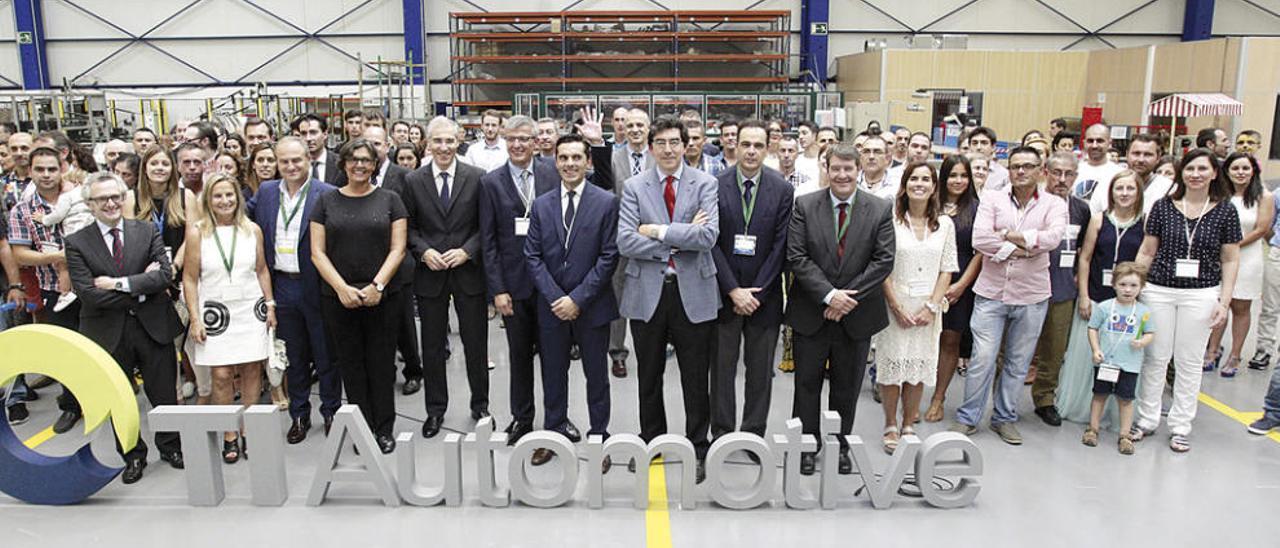 Trabajadores, familiares y autoridades, en el acto del 25 aniversario de TI Automotive en Galicia, ayer, en la planta de Porriño. // Marcos Canosa