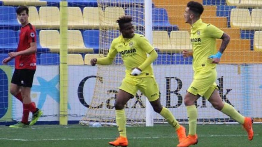 Álex Millán y Chimerenka celebran un gol ante el Alboraya.