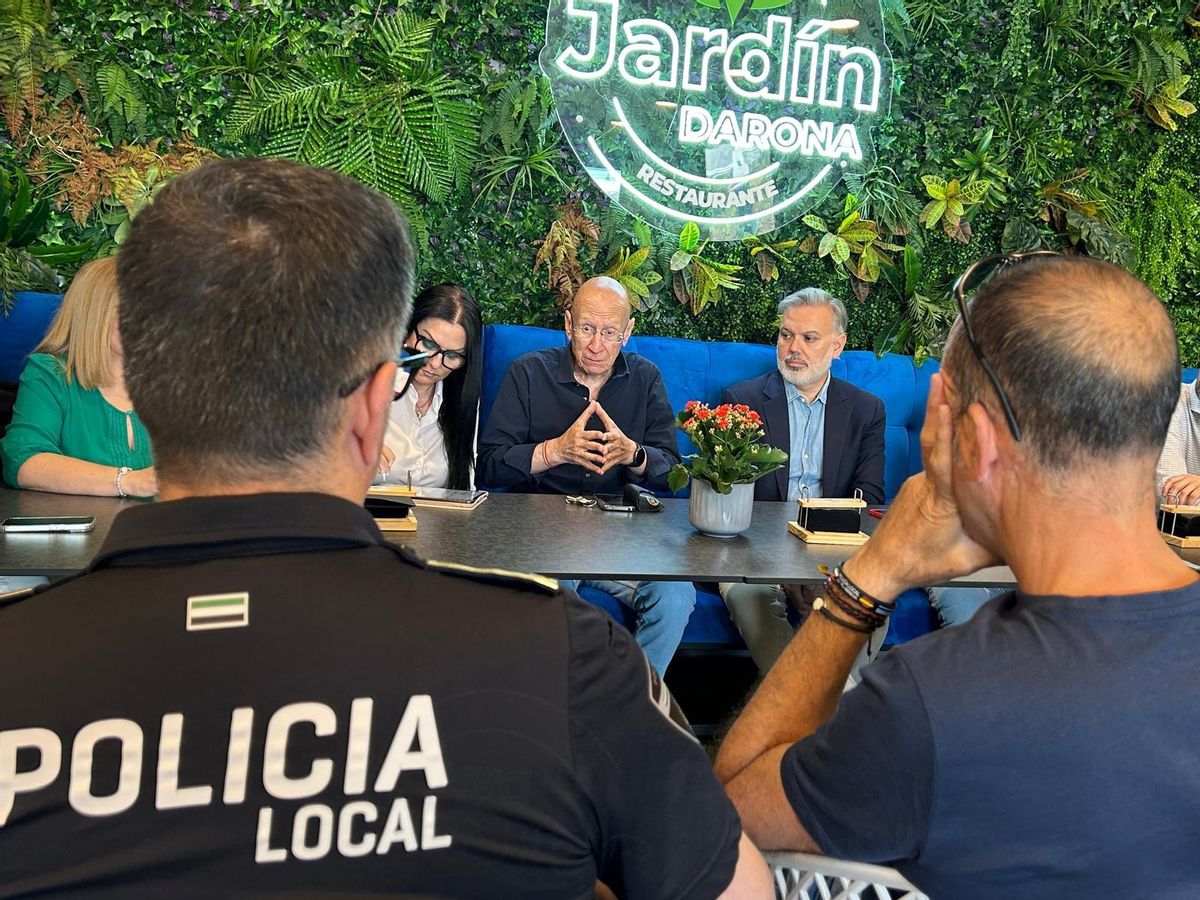 El presidente de Ciudad Jardín y Avepla, Juan Benito, junto al alcalde de Plasencia.