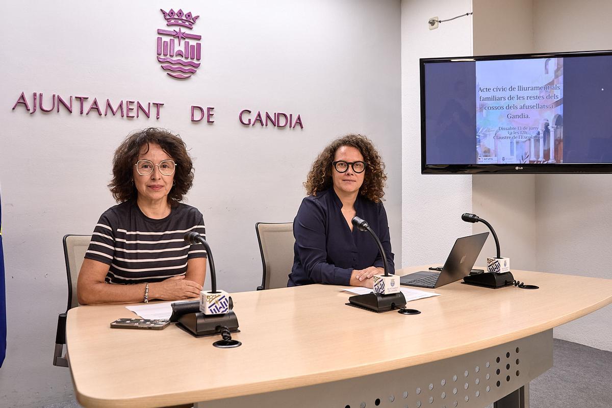 Núria Martín y Alícia Izquierdo, durante la presentación del acto.