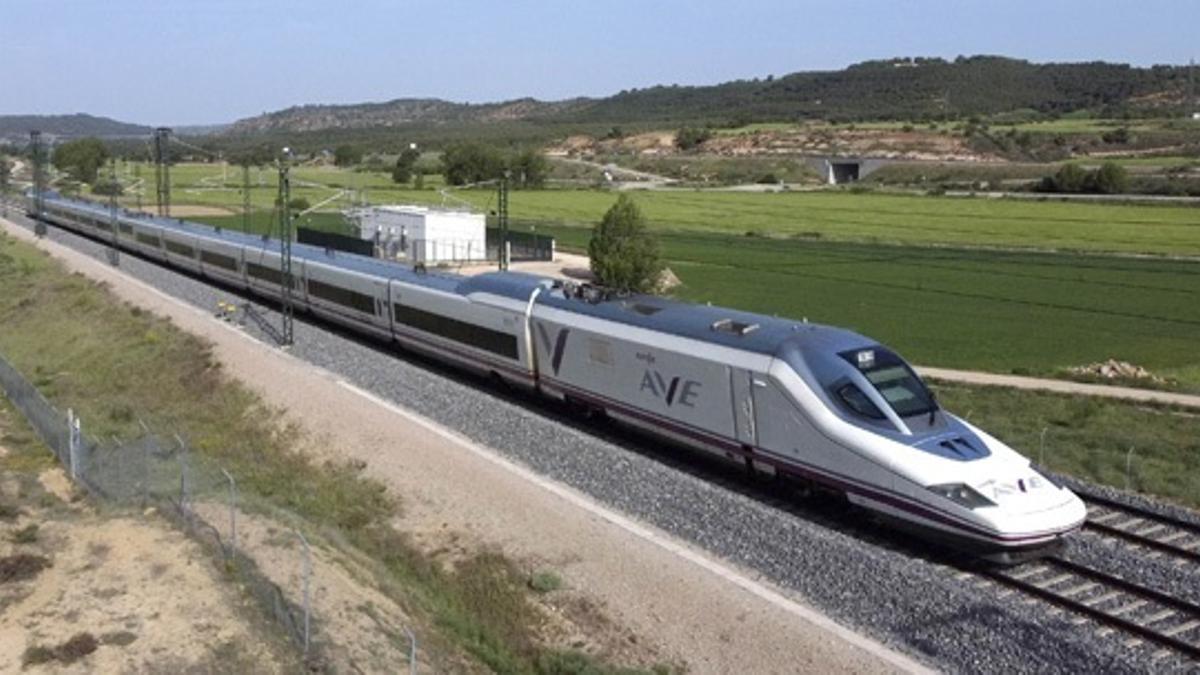 Un AVE realizando el trayecto entre València y Madrid.
