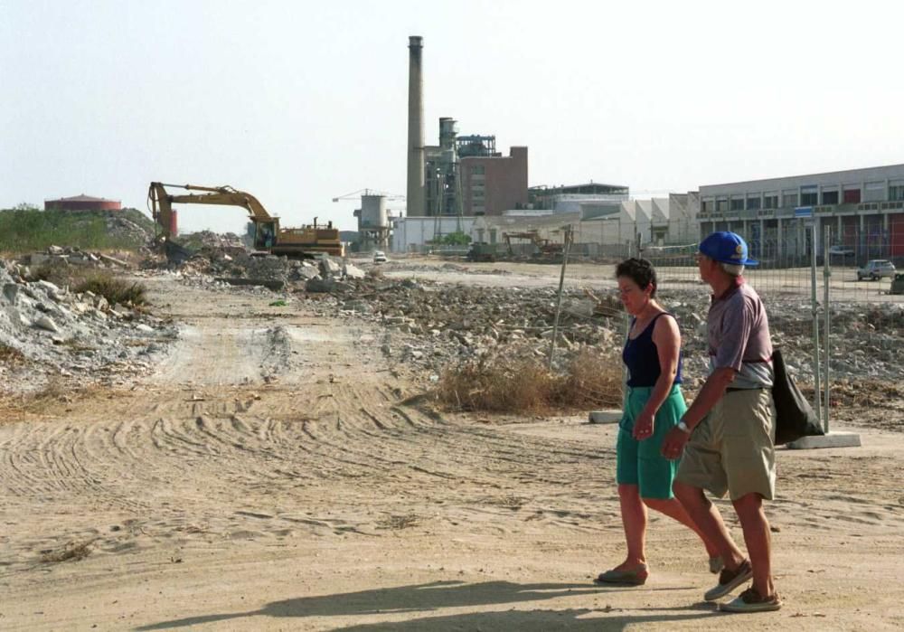 El 25 de mayo de 1999 salía a la calle el primer ejemplar de La Opinión de Málaga. Desde entonces, ha sido testigo del devenir histórico de las dos últimas décadas. Así era el paseo de Poniente