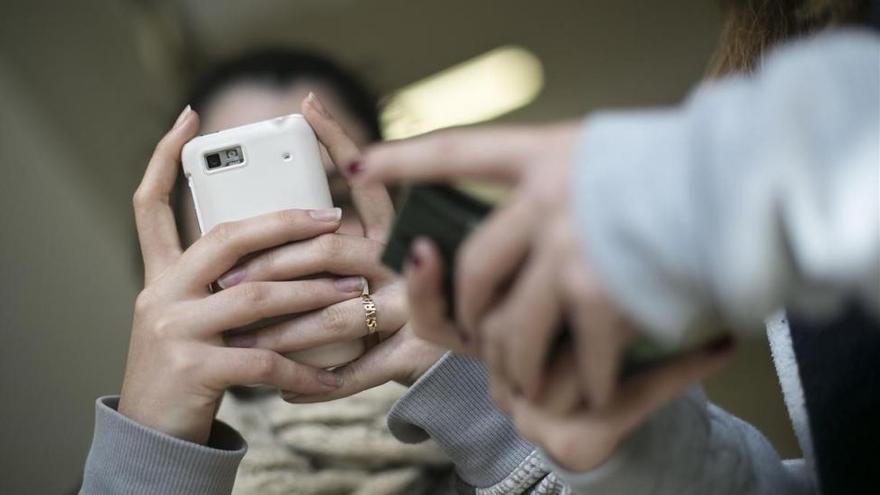 Francia prohibirá los móviles en los institutos el próximo curso