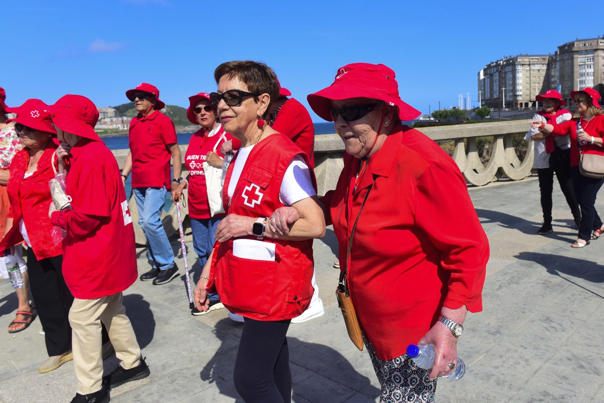 Voluntarios de Cruz Roja acompañan a mayores en un paseo por el Día contra el abuso y maltrato en la vejez