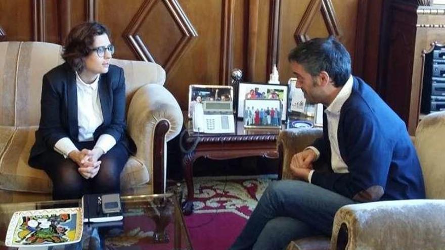 Avia Veira y Xulio Ferreiro, durante su reunión en el Concello.