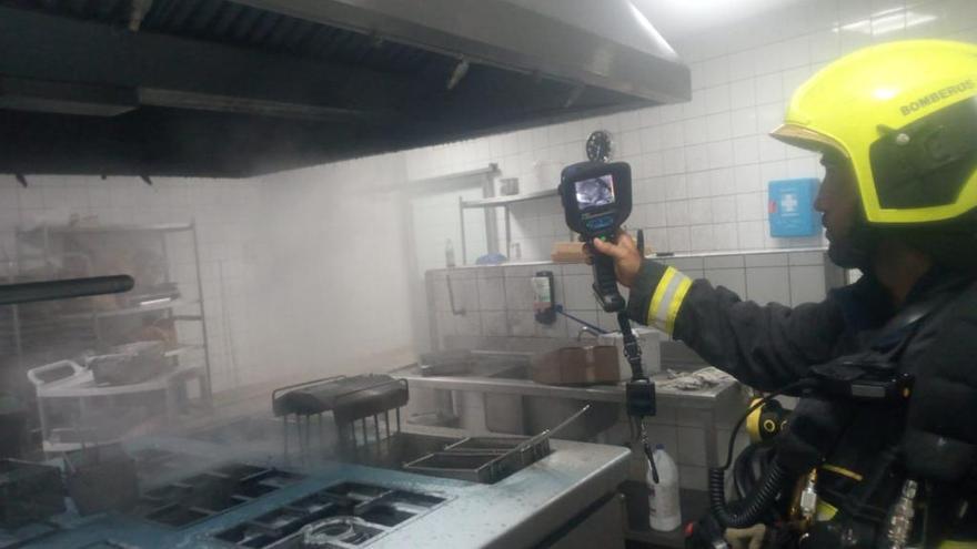 Susto tras un incendio en las cocinas del Gloria Palace de Amadores