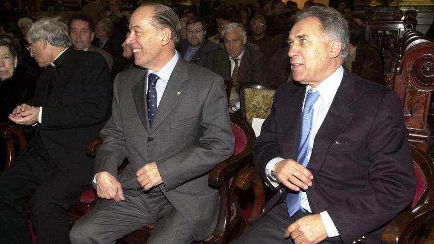 Luis Suárez y Amancio Amaro, Balón de Plata y Balón de Bronce de 1964, en el homenaje a Rodrigo García Vizoso con Arsenio Iglesias al fondo.