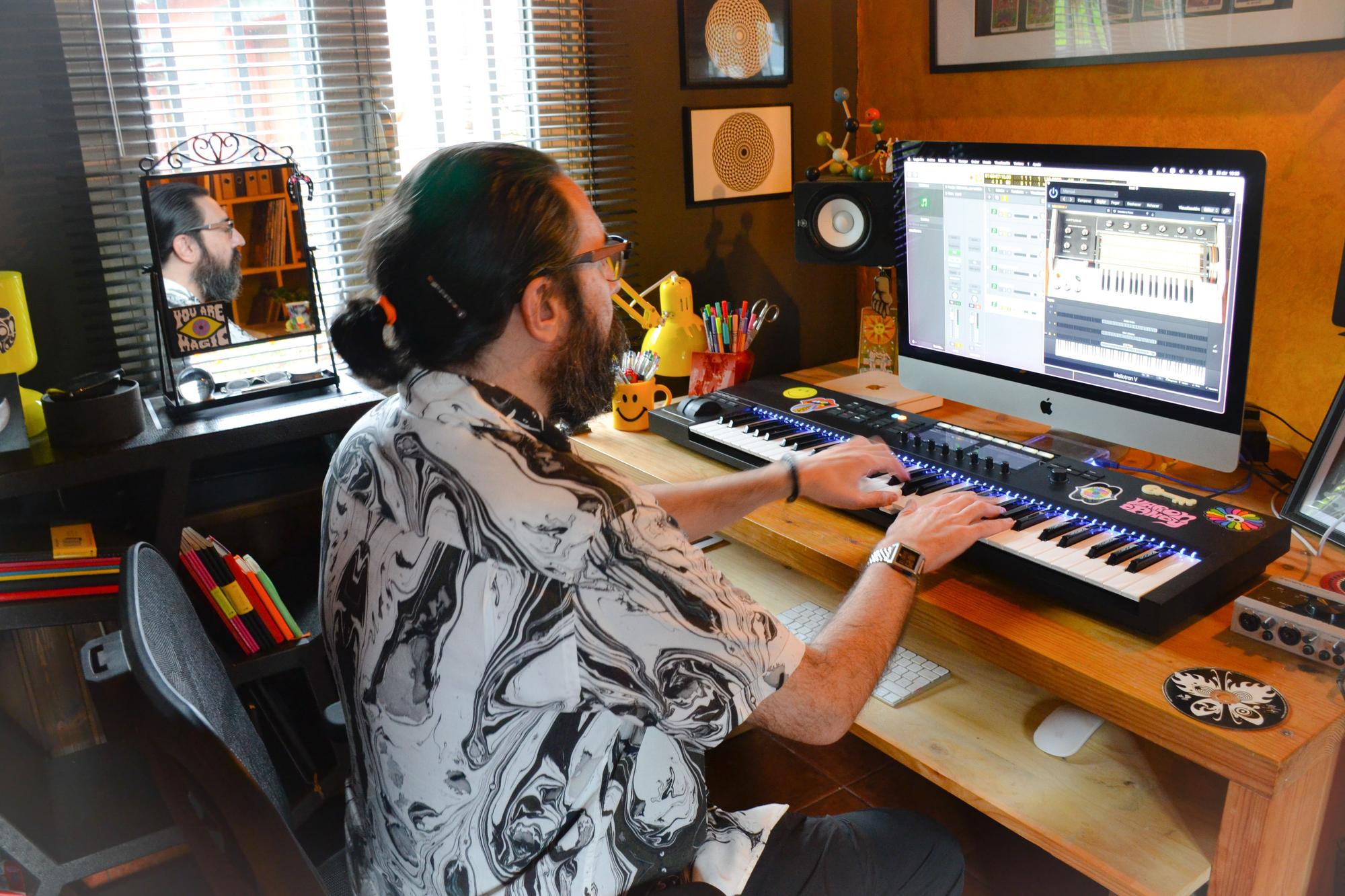 Luis Robledo trabajando en su casa en Villacondide, donde se dedica a la composición musical.