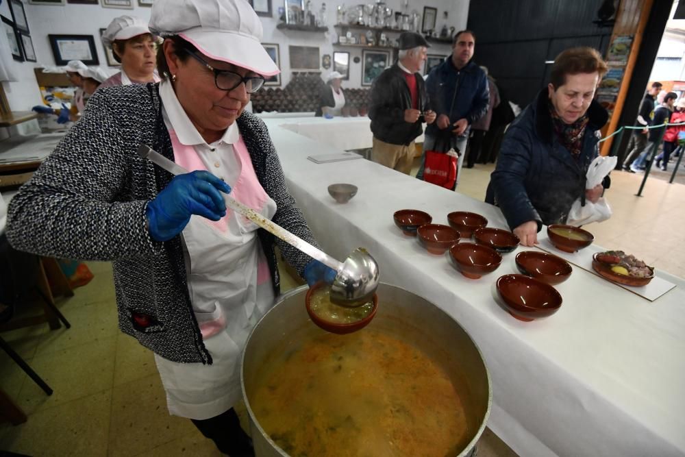 Fiestas gastronómicas en Pontevedra: Mourente se congrega alrededor de una taza de su caldo