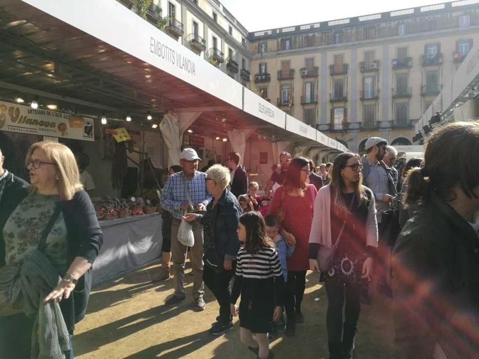 Milers de persones omplen el Barri Vell de Girona per Tots Sants