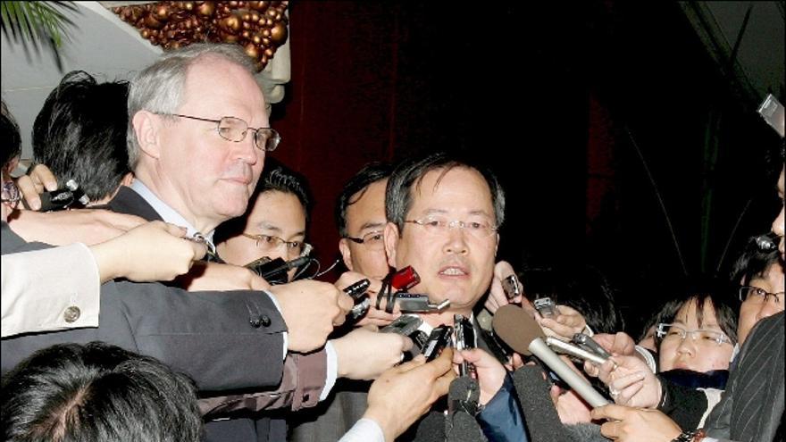 El negociador nuclear estadounidense, Christopher Hill (izq), y su homólogo surcoreano, Chun Yung-woo, atienden a la prensa tras la reunión mantenida en un hotel de Seúl (Corea del Sur). Hill visita hoy Corea del Sur en plena escalada de tensión entre las dos Coreas, que viven el peor momento de sus relaciones en los últimos diez años.