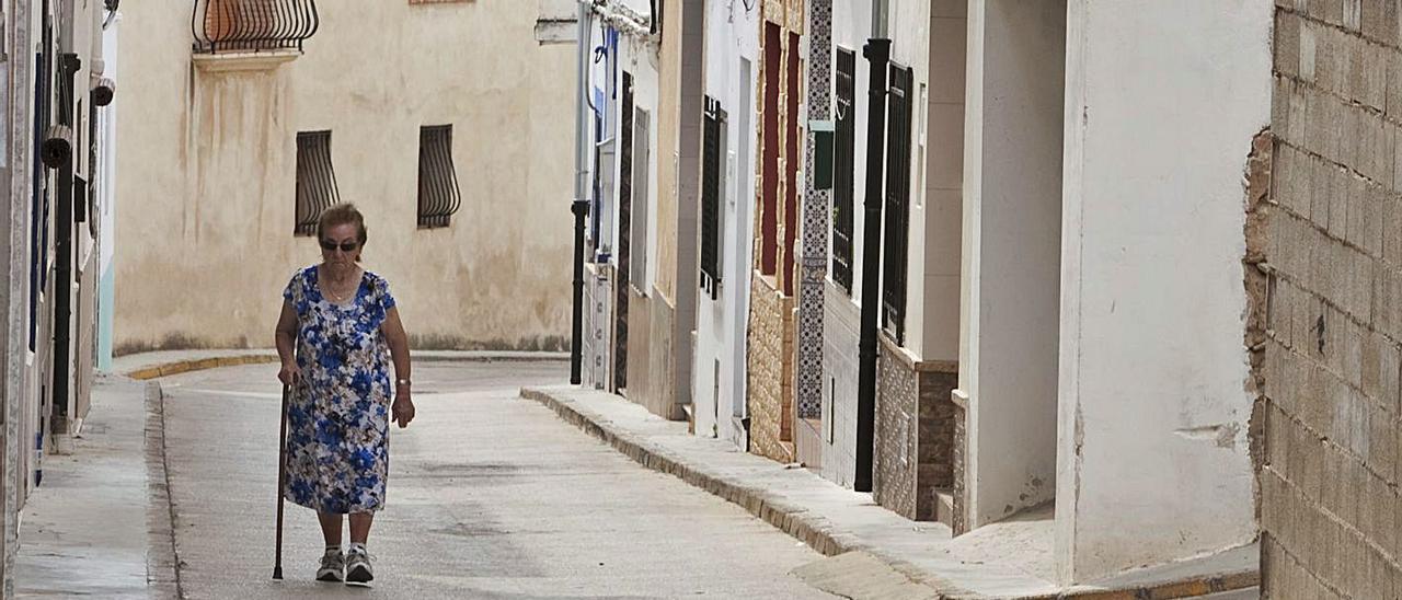 Una vecina pasea por una de las calles de Quesa, en una imagen de archivo. | PERALES IBORRA