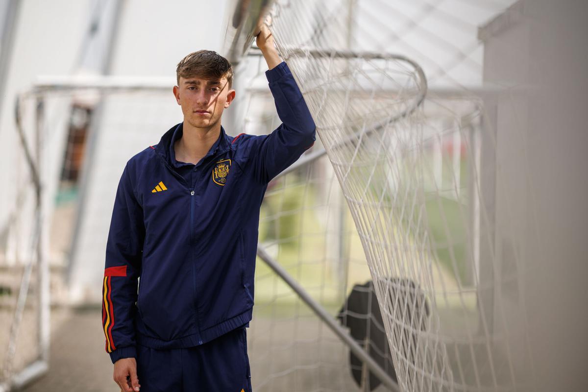 LAS ROZAS (MADRID), 20/03/2024.-Dean Huijsen (Ámsterdam, Países Bajos, 2005) llegó a Marbella (Málaga) con 5 años. Disputó 18 partidos en las categorías inferiores de Países Bajos. Sin embargo, se estrena ahora con España, tras obtener la nacionalidad por carta de naturaleza. “Cuando me contactaron, ya tenía la idea de jugar con España”, asegura durante una entrevista con la Agencia EFE en la Ciudad del futbol de Las Rozas, Madrid.- EFE/Rodrigo Jiménez