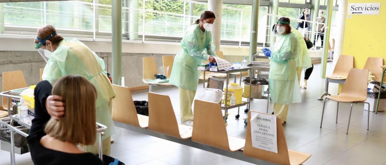 Pacientes en un test de antígenos en el centro de salud de Silleda. |  // BERNABÉ/JAVIER LALÍN