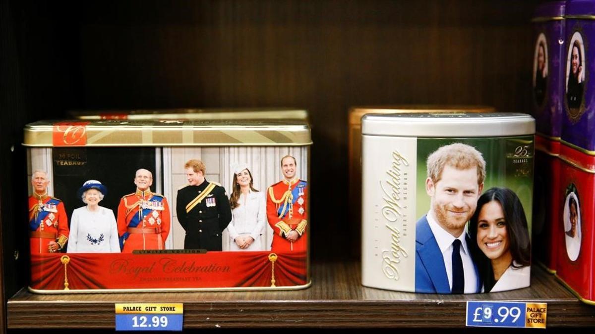 La imagen de los duques de Sussex en una tienda de recuerdos de Londres, ayer.