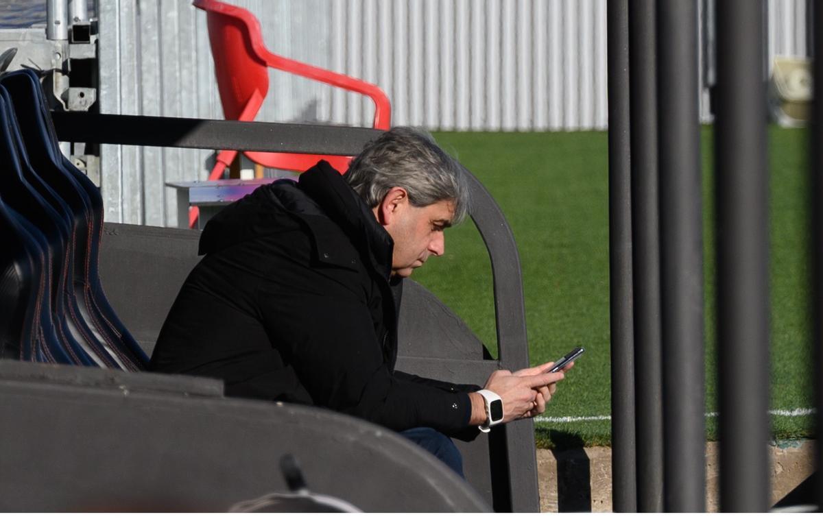 Txema Indias observa su móvil en un entrenamiento en el Ibercaja Estadio.