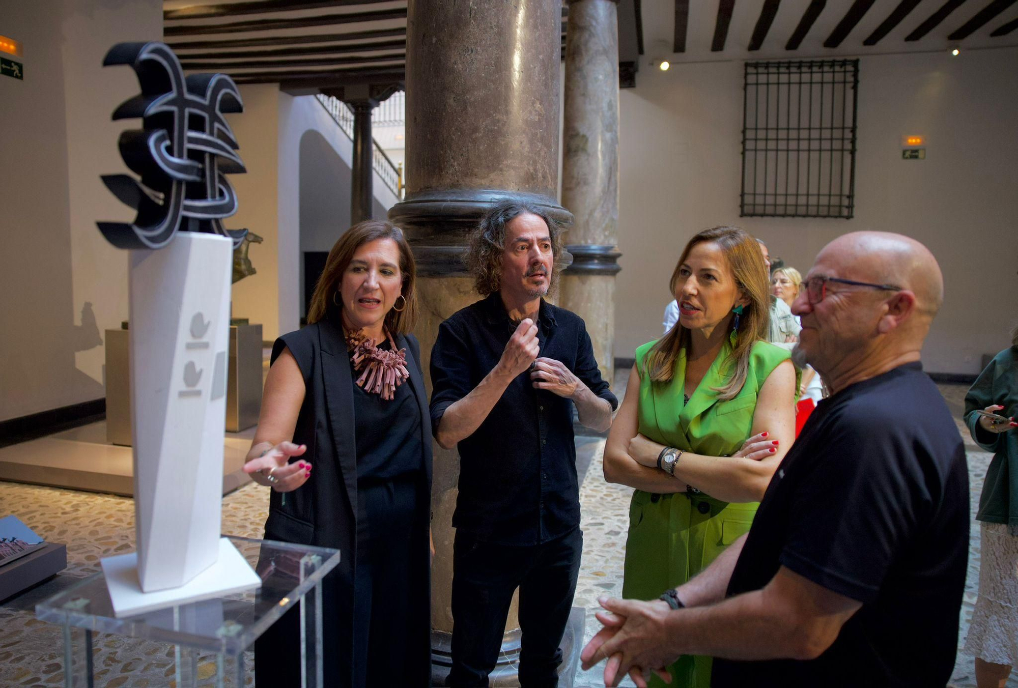 Presentación de la escultura en honor a Héroes del Silencio