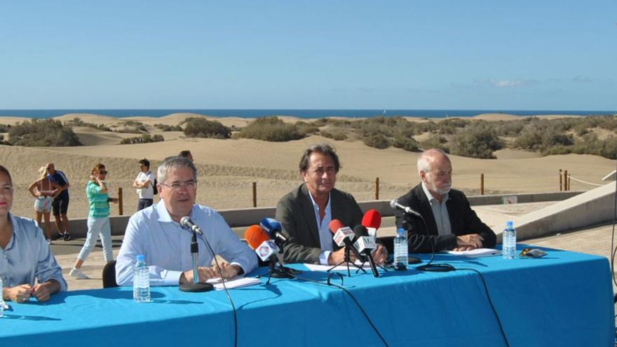 Yilenia Vega, Marco Aurelio Pérez, Luis Padrón y Santiago de Armas, ayer, en la presentación. | |