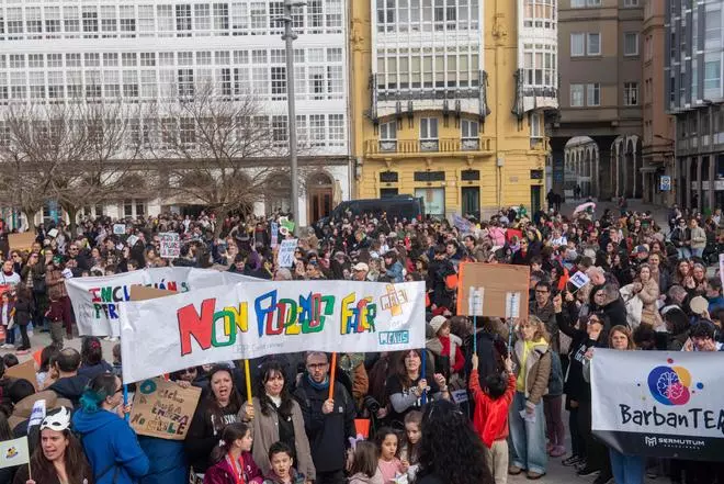 Más de 4.000 personas salen a las calles de A Coruña para defender la enseñanza pública