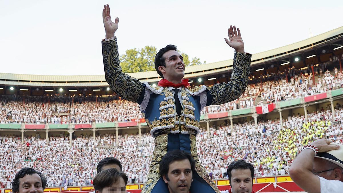 El diestro Tomás Rufo sale a hombros tras el último festejo de abono de los Sanfermines 2026, celebrado este martes en la plaza de toros de Pamplona.