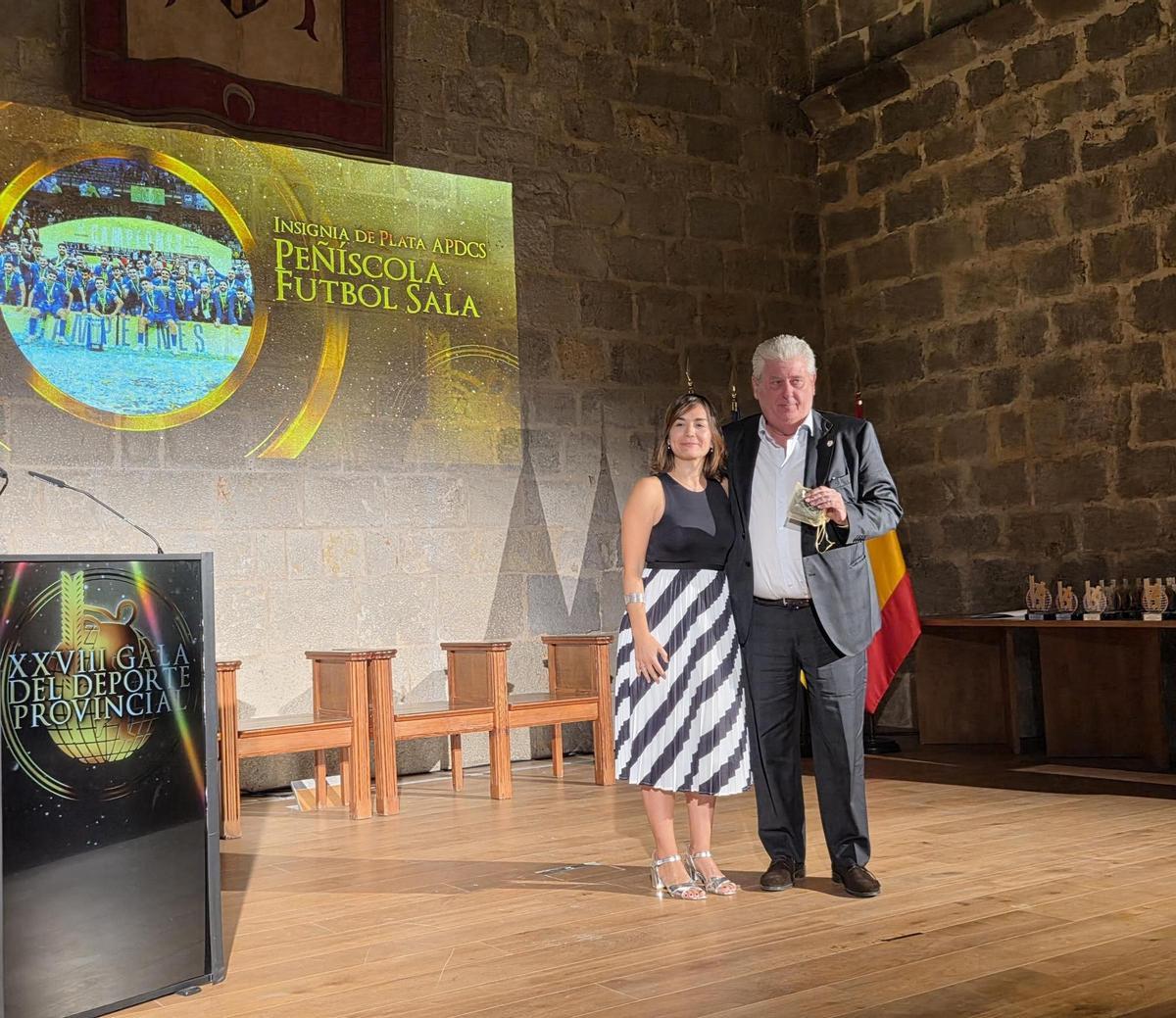 Yolanda Peris junto a Manuel Sierra, presidente del Peñíscola.
