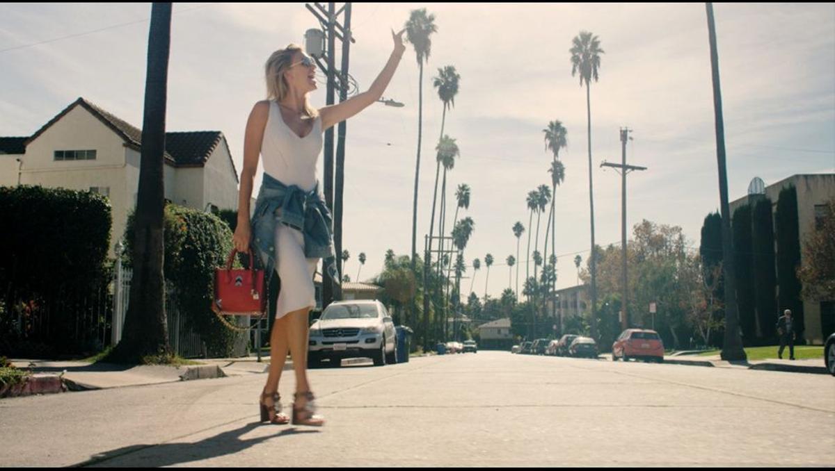 Inspírate con la actriz y modelo Kelly Rohrbach en las calles de Los Ángeles para MICHAEL Michael Kors, ''The Walk''