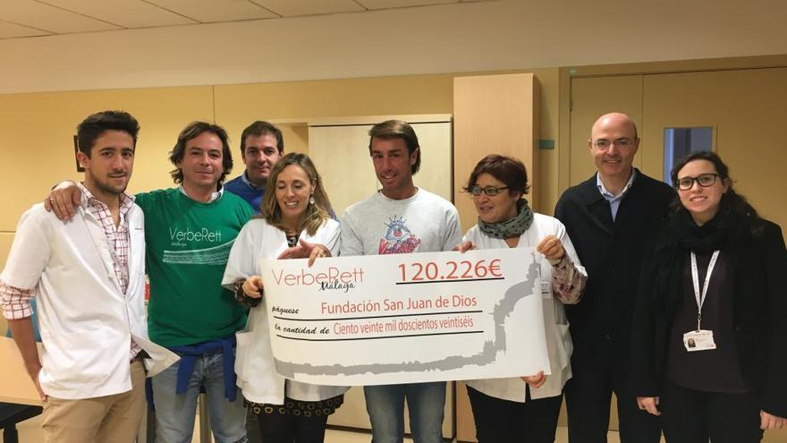 Entrega de un cheque para la asociación.