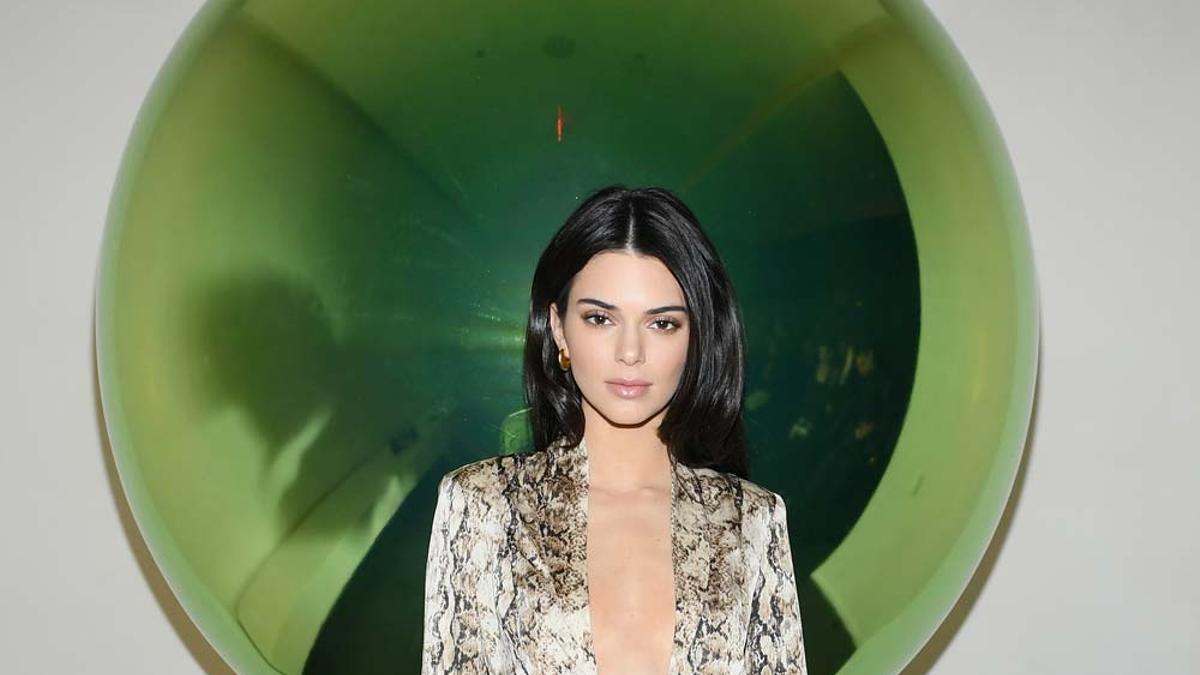 El vestido rosa chicle con el que Kendall Jenner te recuerda que las plumas ya no son cosa del pasado