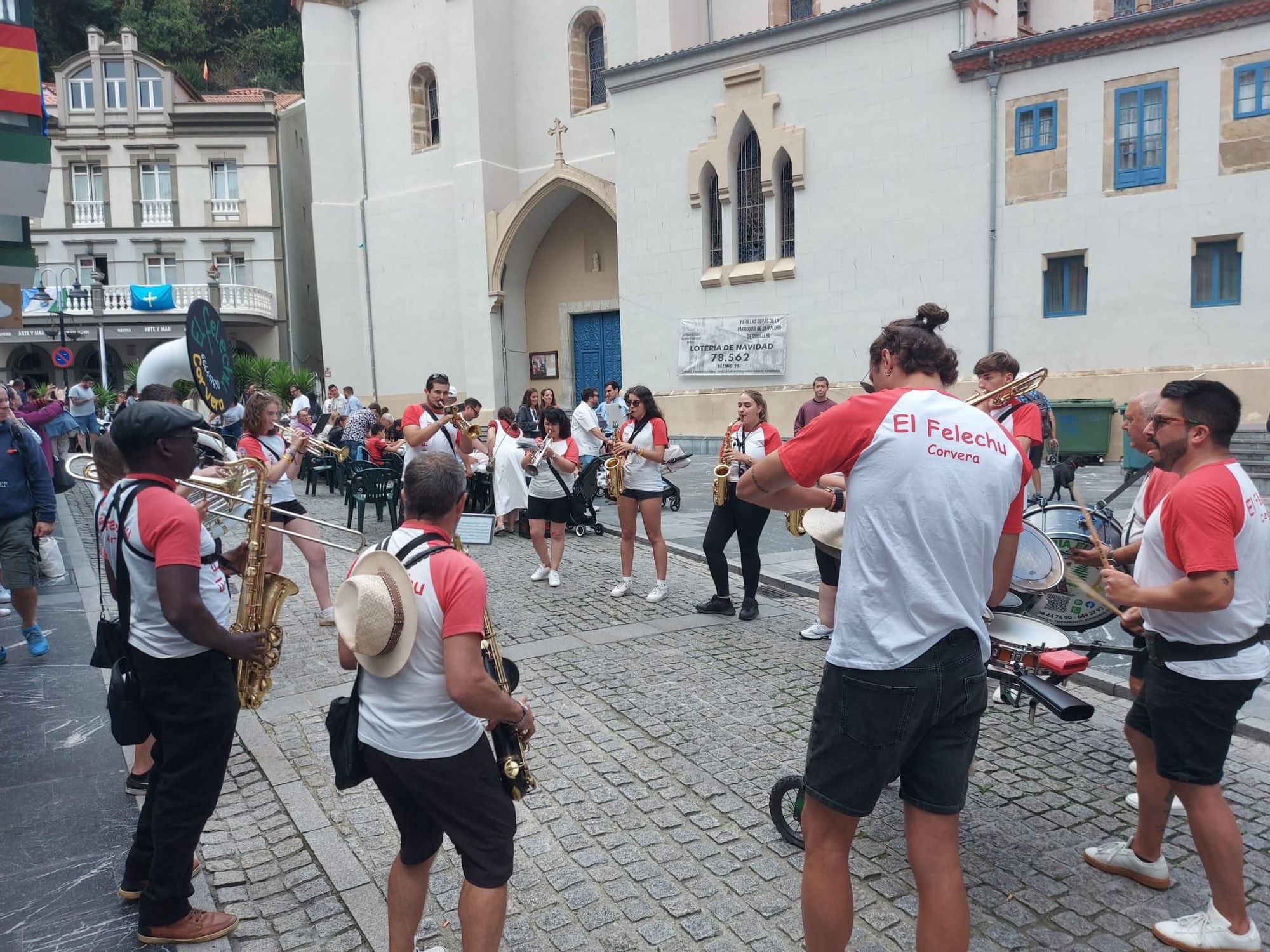 En imágenes: En imágenes: Más de 1.200 personas participan en la tercera comida en la calle de Cudillero
