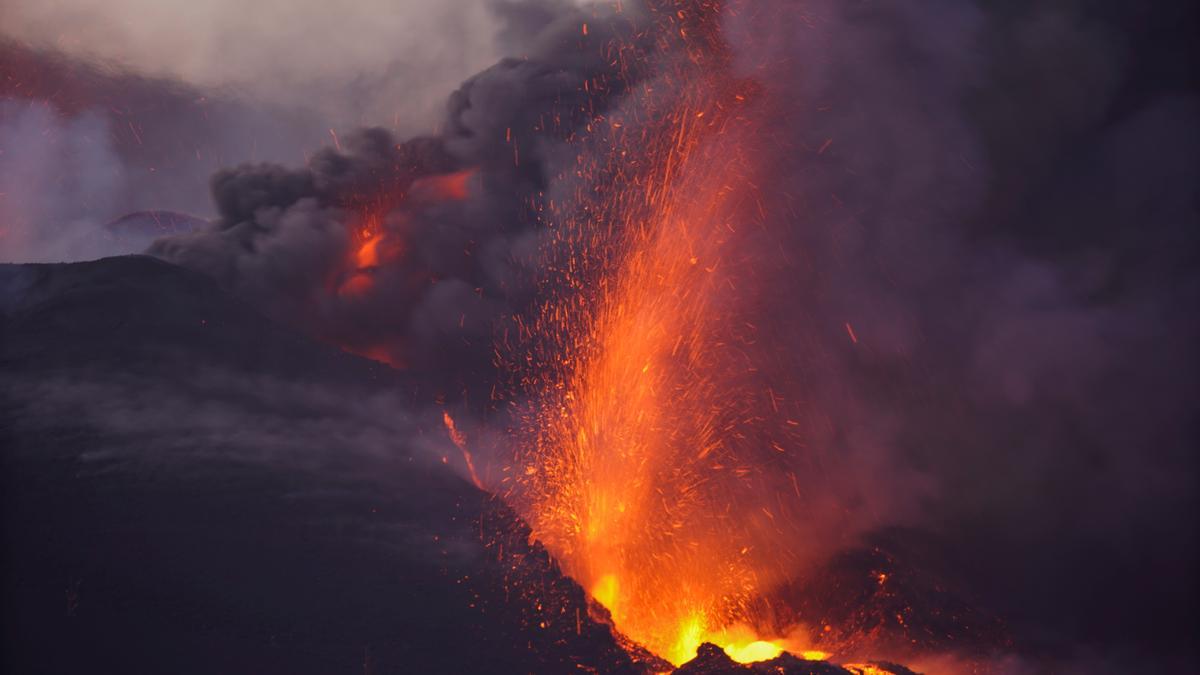 El volcan de la Palma sigue en fase de explosividad y gran expulsión de lava