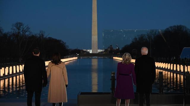 Joe y Jill Biden, junto a Kamala Harris y Douglas Emhoff en el homenaje a las víctimas mortales del covid-19 en el país, este martes.