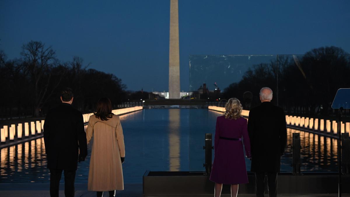 Joe y Jill Biden, junto a Kamala Harris y Douglas Emhoff en el homenaje a las víctimas mortales del covid-19 en el país, este martes.