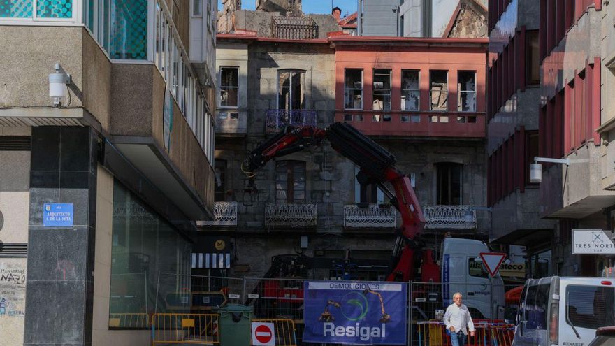 Guardia en Riestra para coger sus papeles, cautivos en el edificio incendiado
