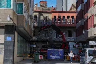 Guardia en Riestra para coger sus papeles, cautivos en el edificio incendiado