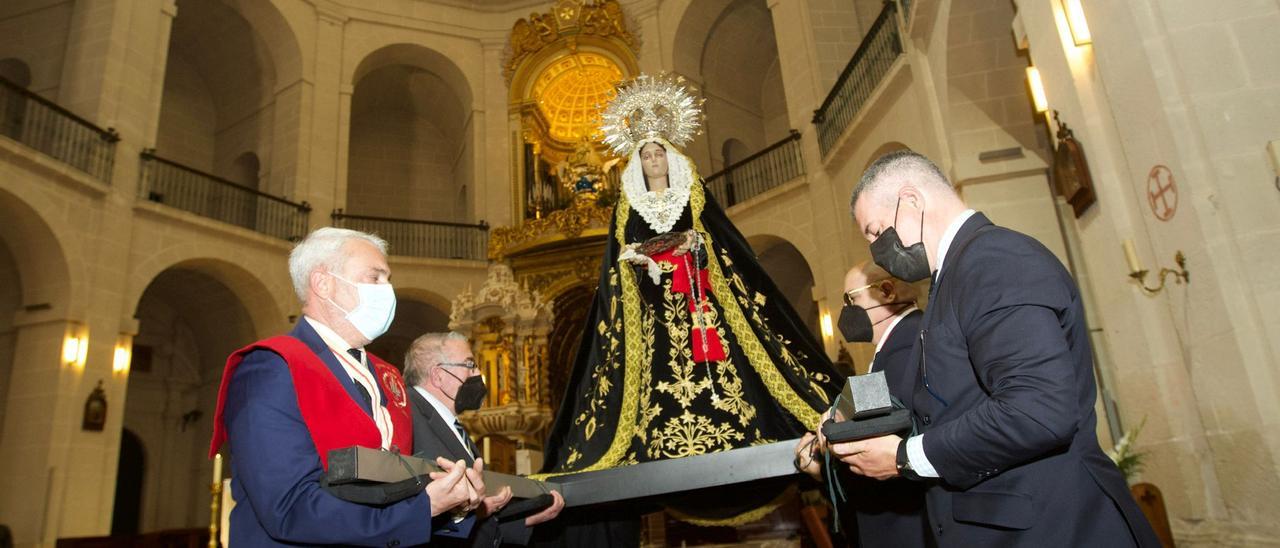 La Marinera vuelve a Alicante y le cantan saetas