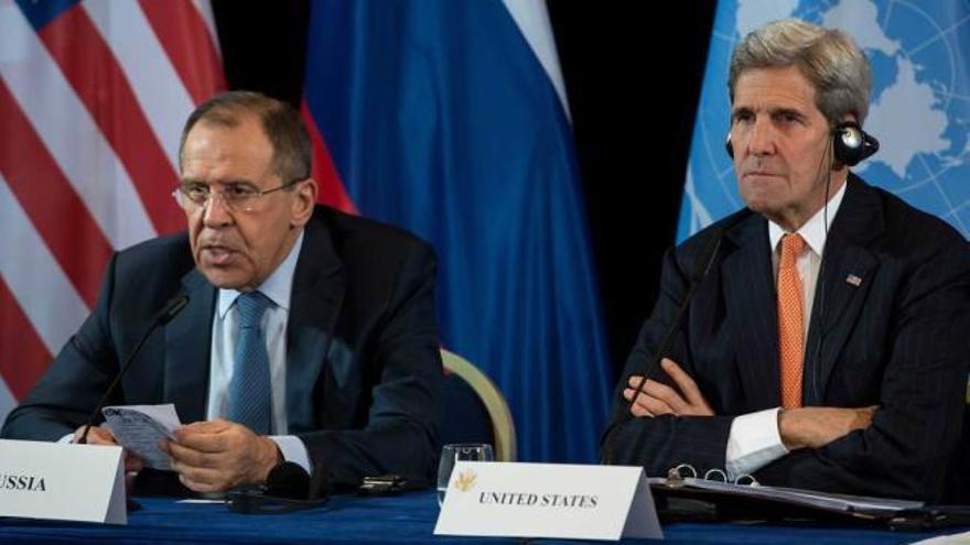 Los responsables de la diplomacia rusa, Serguei Lavrov, a la izquierda, y de EE UU, John Kerry, anuncian en Múnich el acuerdo para establecer dentro de una semana un alto el fuego en Siria.