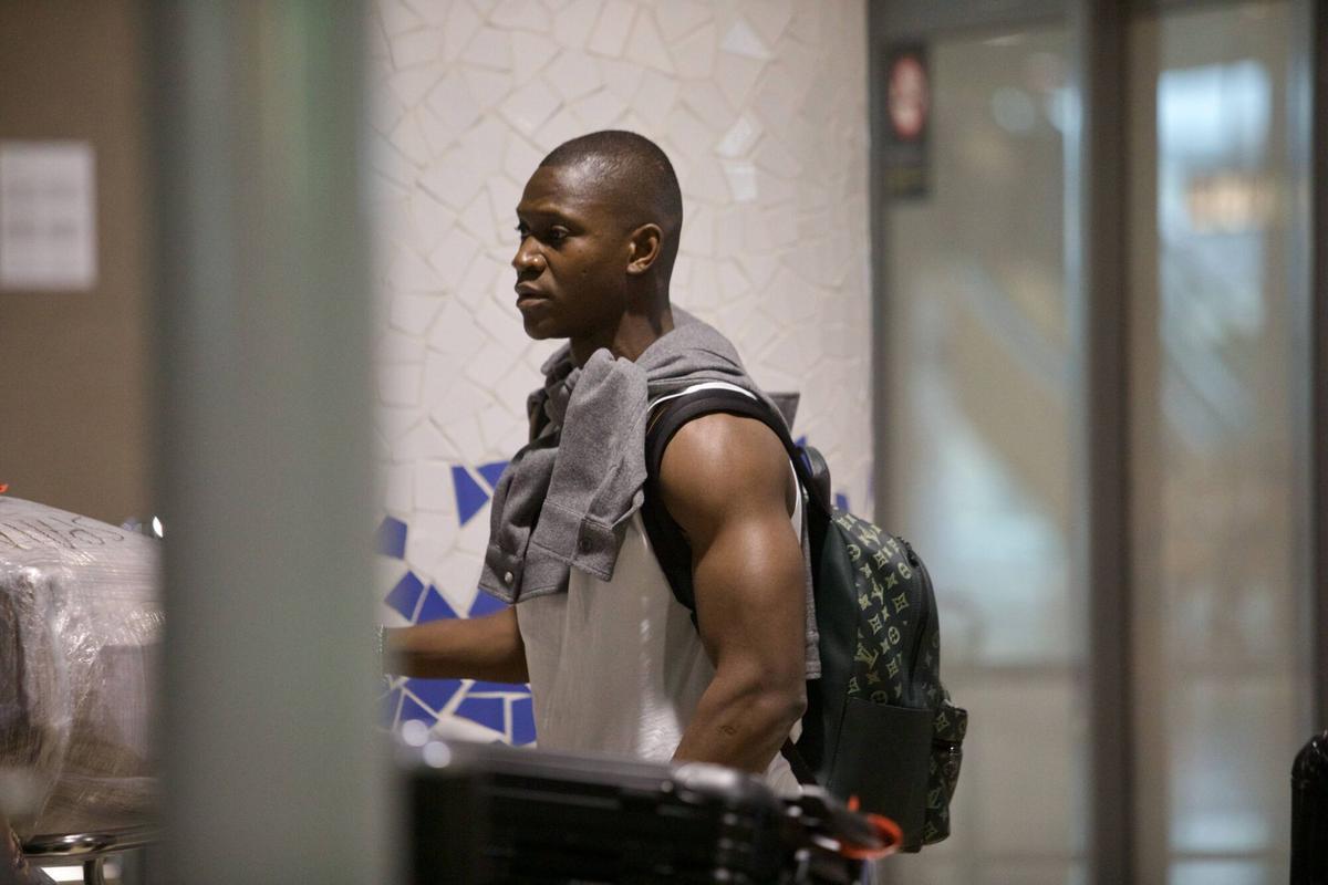 VALENCIA. DEPORTES. Aliou Dieng llega al aeropuerto de Valencia para empezar la pretemporada con el VCF. (FOTOS: LUCIA COMPANY)