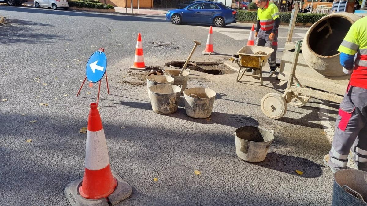 Reparación de las tapas de alcantarilla y sumideros en la ciudad de Teruel.