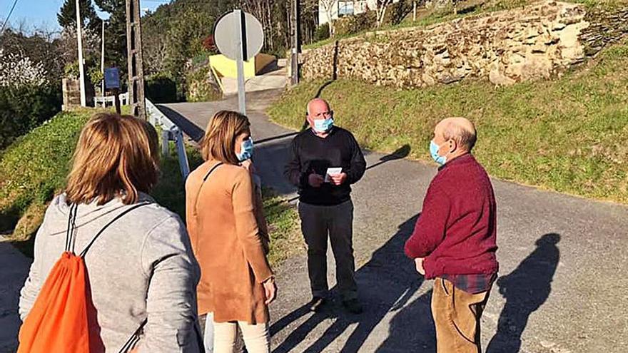 Digna Rivas y Vicente Lamas, en la visita al barrio de Soutoxuste.   | // FDV