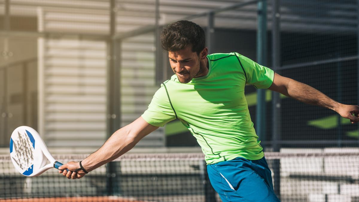 El manguito rotador se suele dar en deportes como la natación o de raqueta, como el pádel