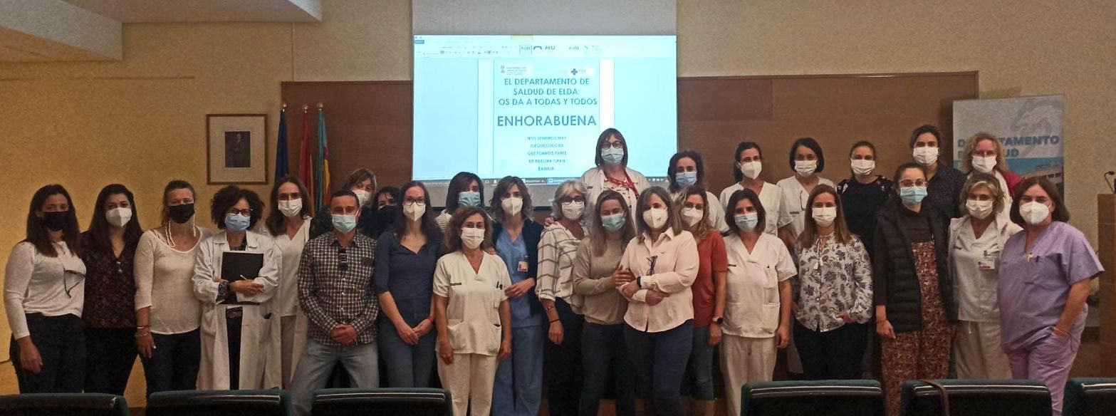 Las 24 nuevas enfermeras fijas en el salón de actos del Hospital de Elda.