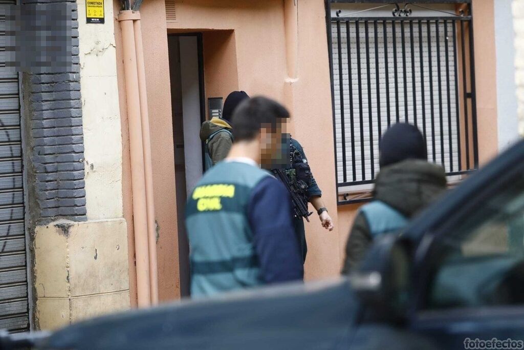 FOTOGALERÍA | El Grupo Antiterrorista de la Guardia Civil registra un piso en el barrio de la Magdalena de Zaragoza