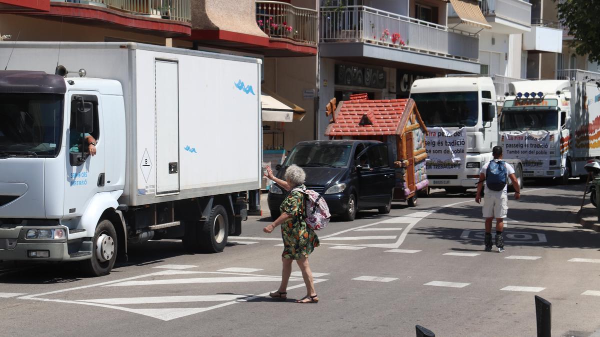 Pla obert de diversos camions de firaires aturats al passeig marítim per reclamar poder-hi instal·lar les atraccions per la Festa Major