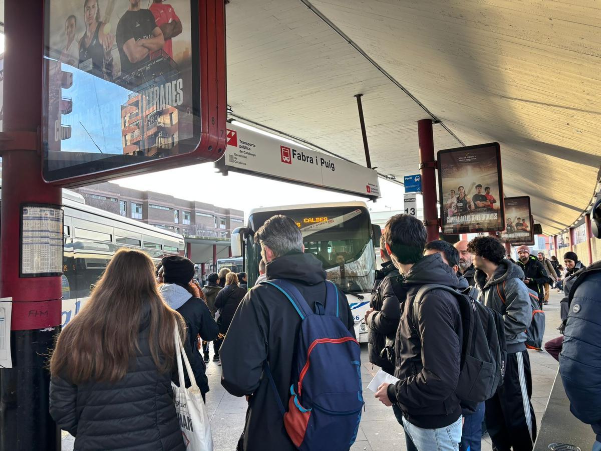Colas en la estación de Fabra i Puig para tomar autobuses