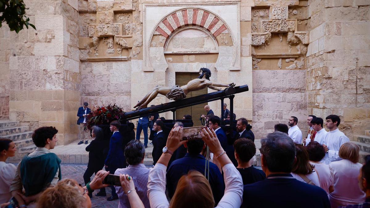 El Cristo de la Caridad de Pozoblanco en su paso por la carrera oficial.